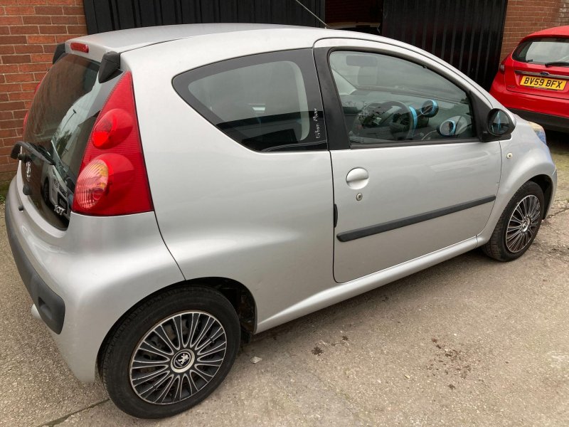 PEUGEOT 107